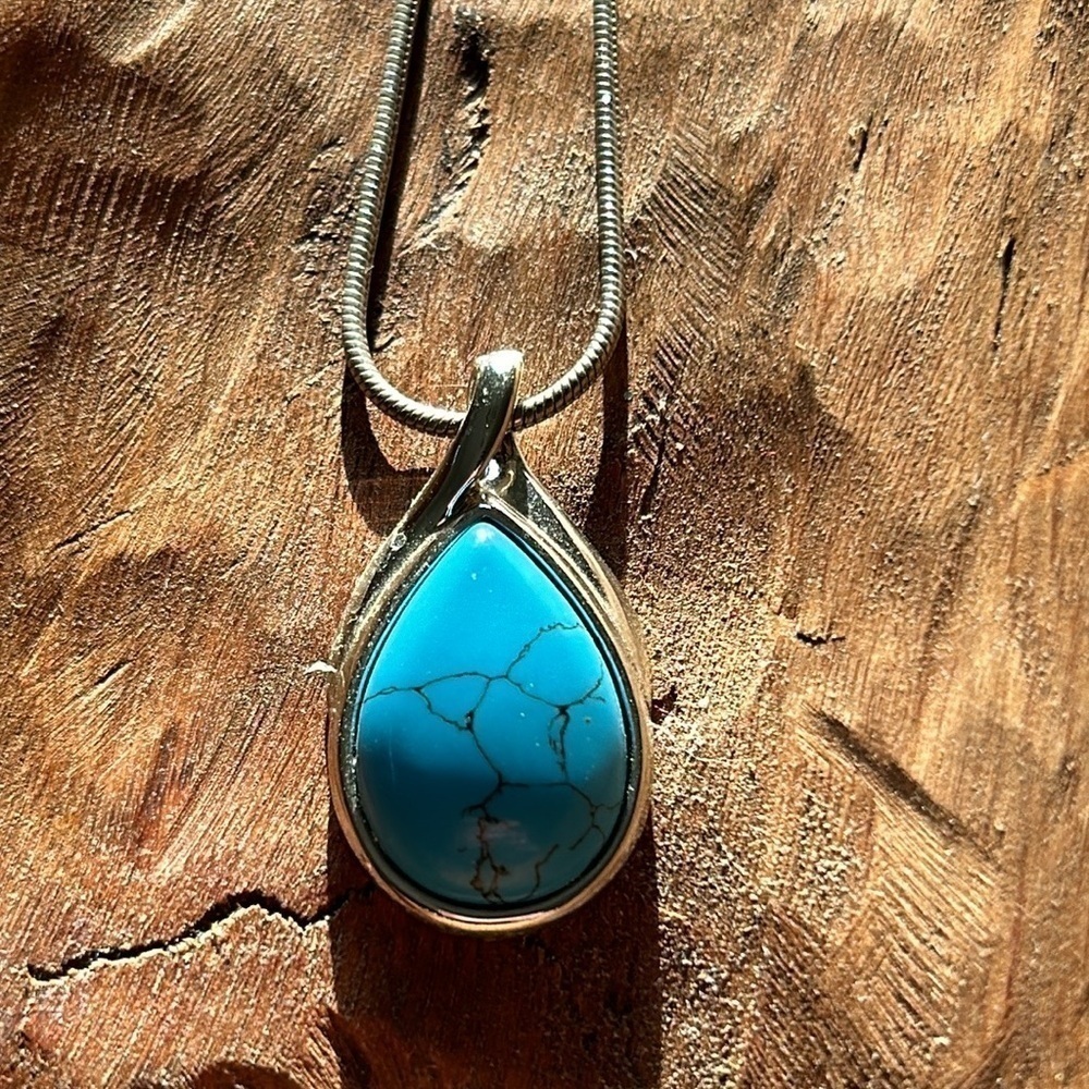 Gorgeous Turquoise Pendant Silver Necklace Fashion Jewelry Nice Looking
